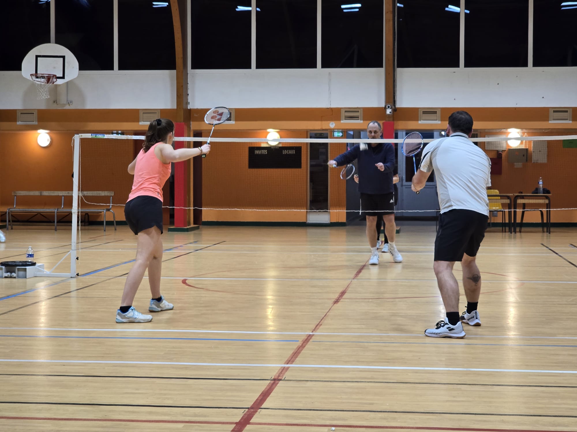 Joueurs adultes de l’AGD Badminton sur le terrain