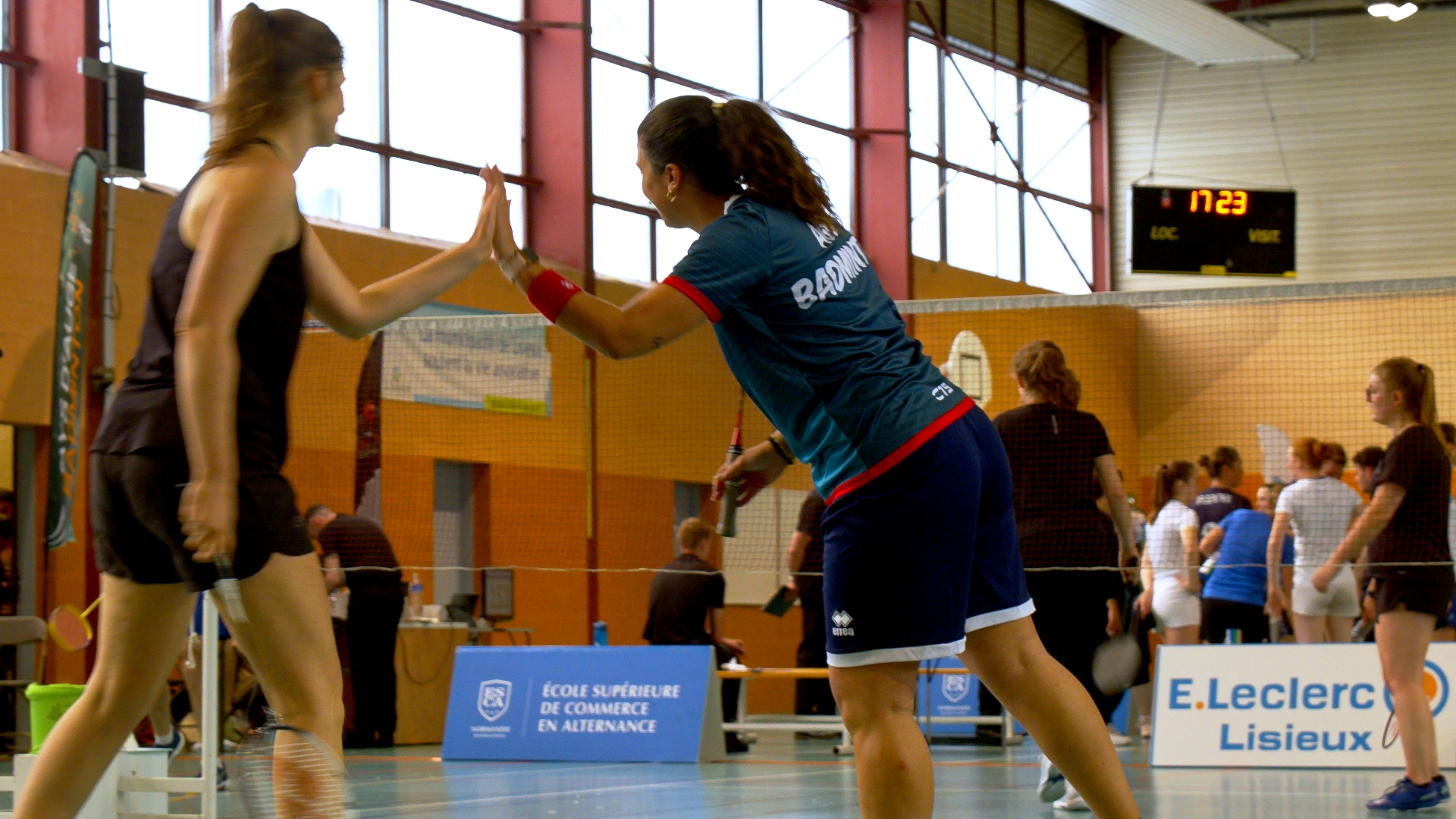 Échange de badminton entre adultes à l’AGD