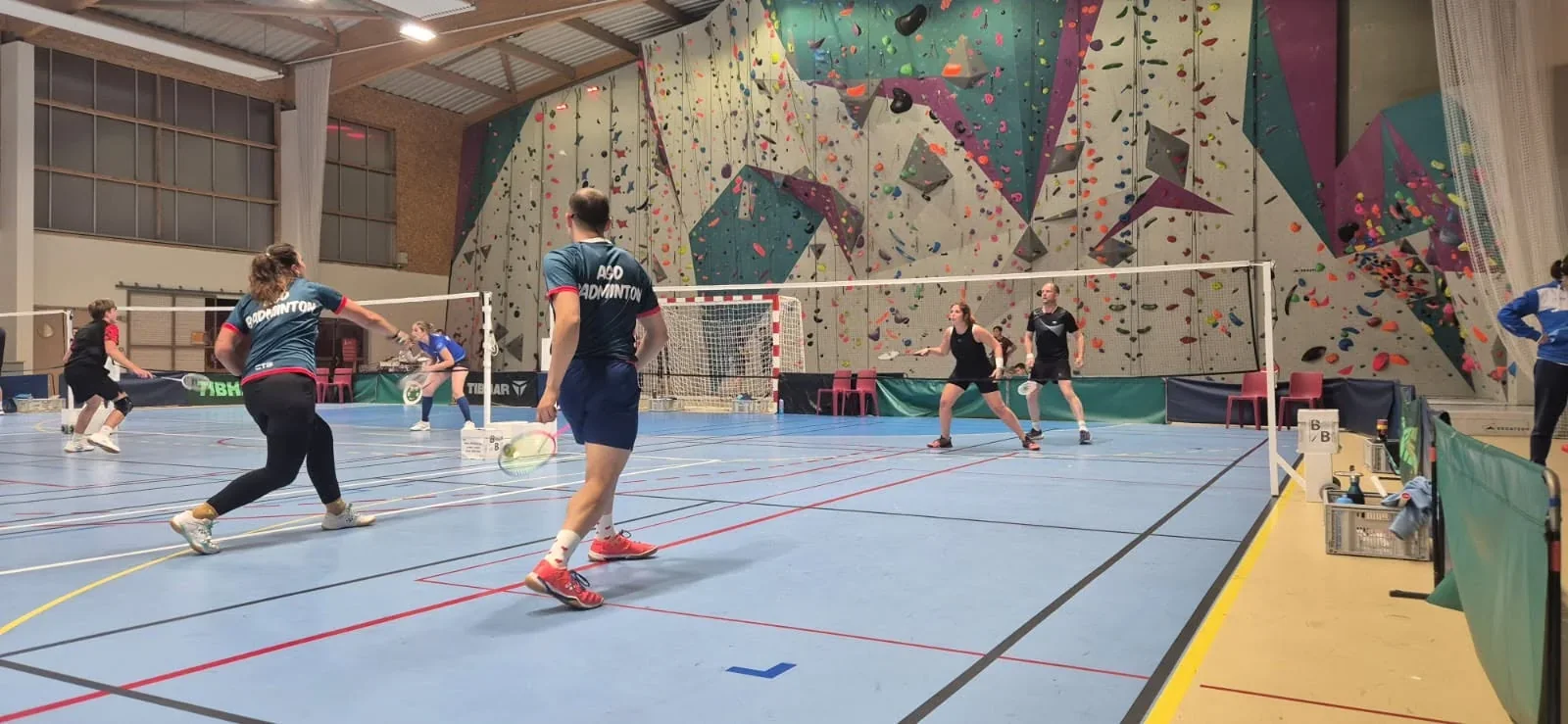 Joueurs de badminton en séance dans un gymnase