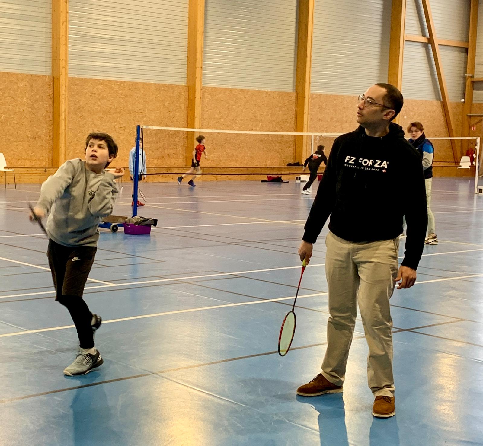 Jeune joueur en entra&icirc;nement avec un encadrant de l&rsquo;AGD