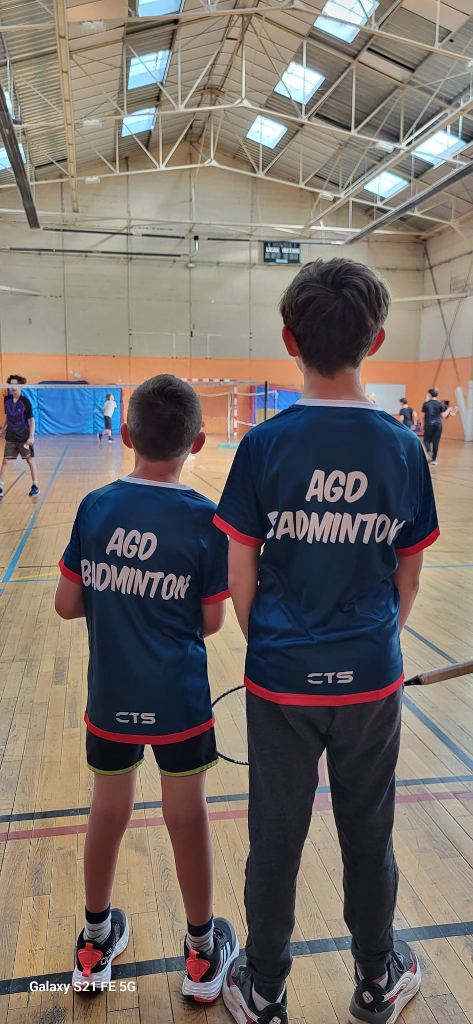 Deux jeunes joueurs de l&rsquo;AGD Badminton dans le gymnase