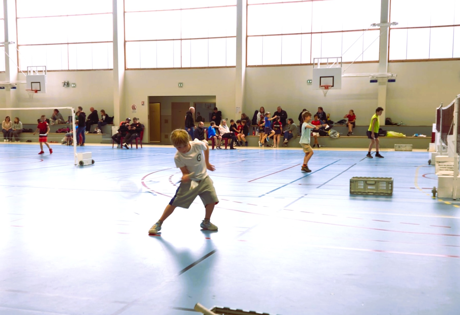 Jeune joueur en action lors d&rsquo;une rencontre de badminton