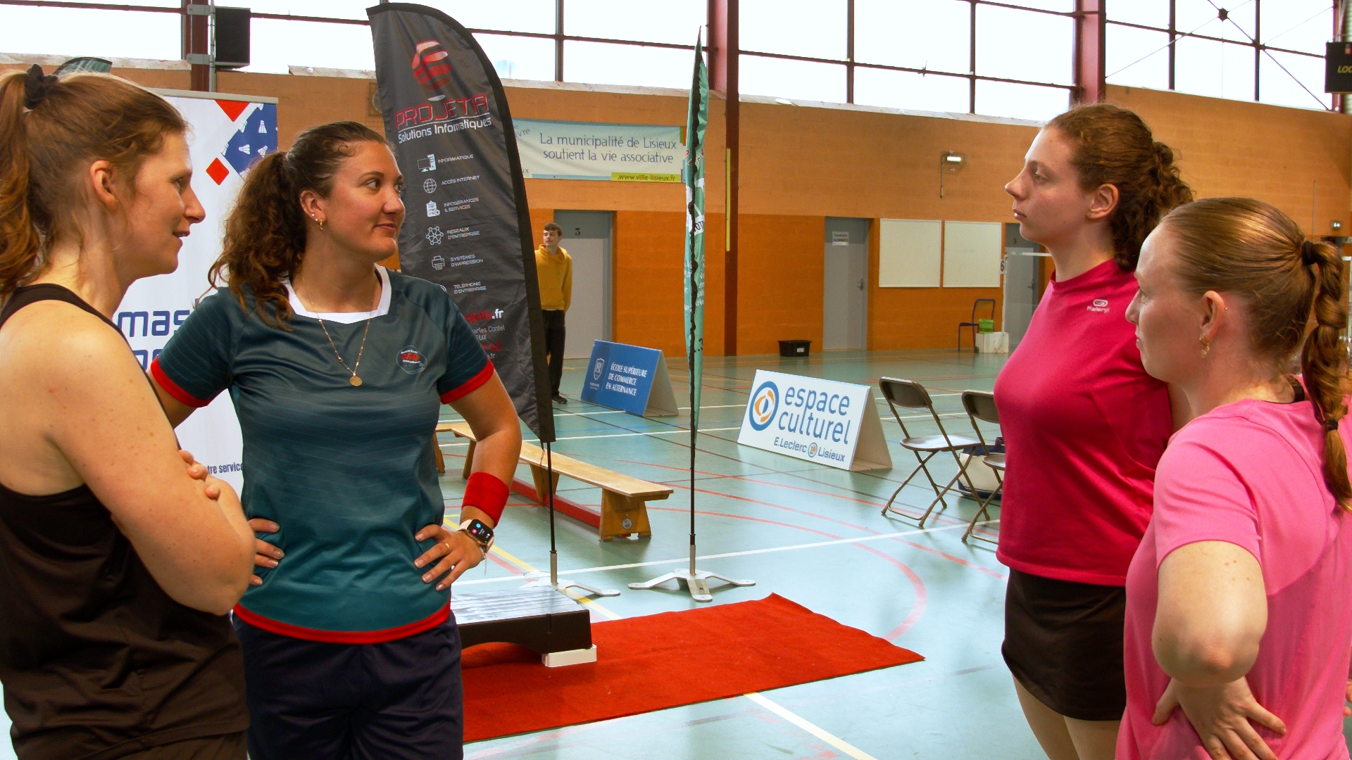 Joueurs de l’AGD Badminton échangent dans la salle